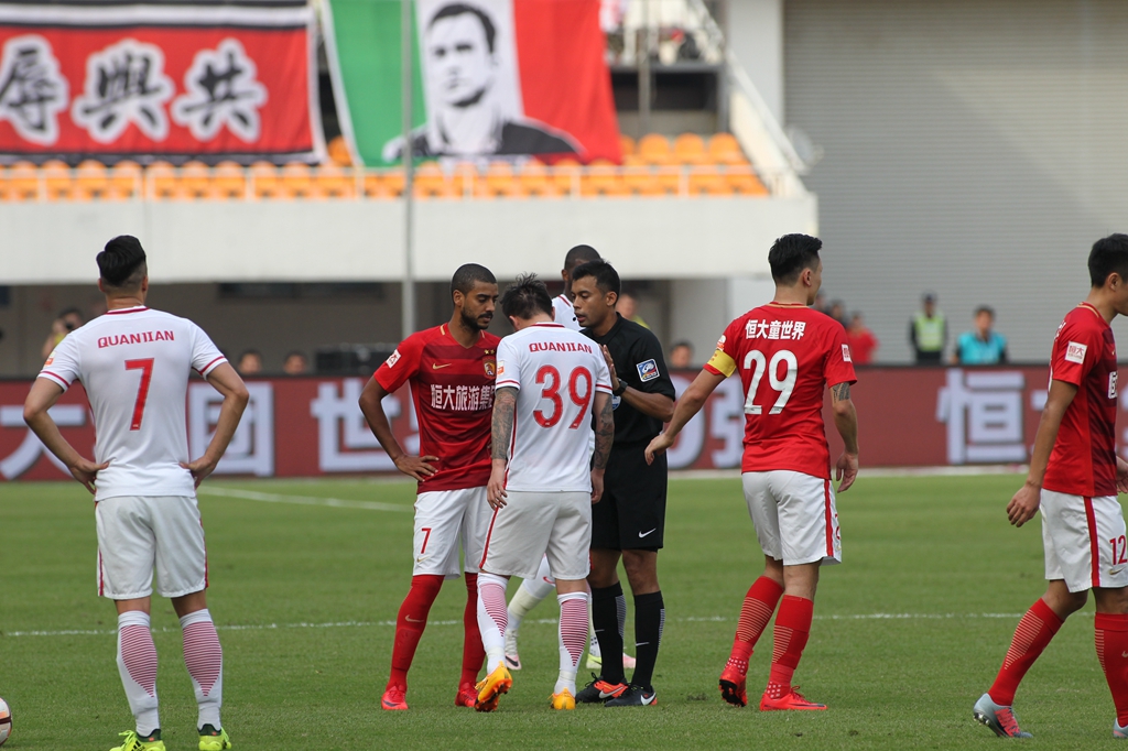 李小鹏回应女儿学花滑：练体操压力太大，但所有运动项目都很苦