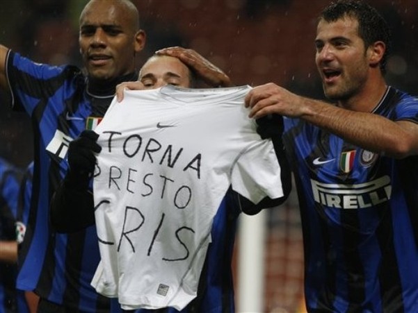 足球欧冠裁判组遭强烈质疑，争议球镜头热议不断